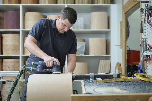 Pictures 1-4: Here you can see how a still matt veneer sheet becomes an impressively shiny drum. The color and grain of the wood come into their own thanks to the surface treatment with clear lacquer. Photos: ROSER AG